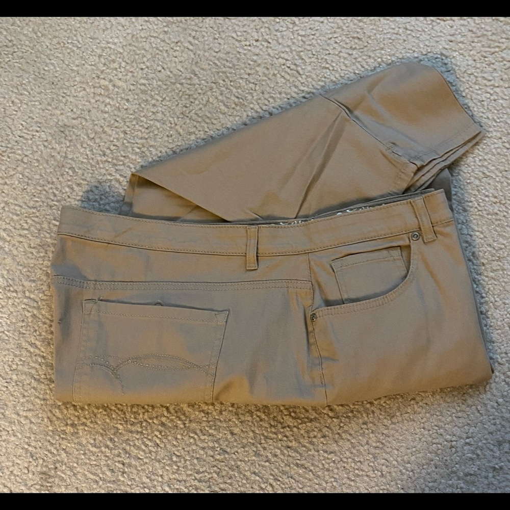Faded Glory Knee Pants ~ Design on Pockets ~Brown ~NEW~ Size 26
